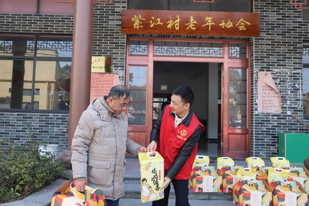 暖春意，，，，敬老情-乐宝体育多年坚持慰问孤寡老人